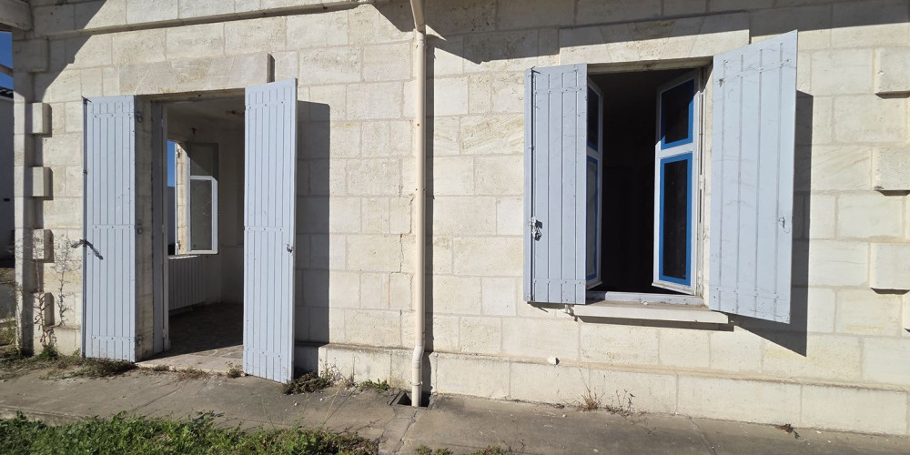 maison à LES BILLAUX (33500)