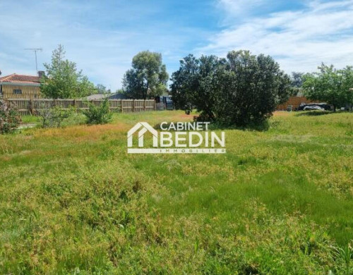 terrain  PESSAC