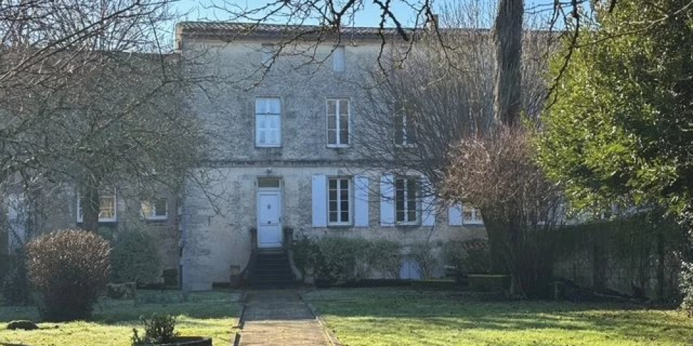 maison à BOURG (33710)