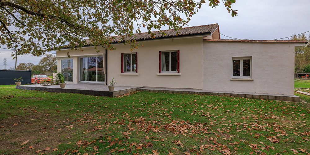 maison à LES EGLISOTTES ET CHALAURES (33230)