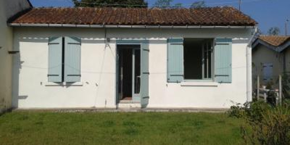 maison à ST SAVIN (33920)