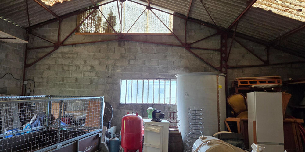 parking à LES BILLAUX (33500)