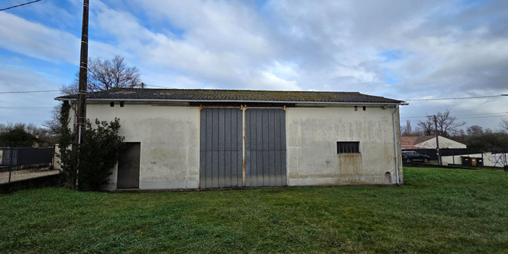 parking à LES BILLAUX (33500)
