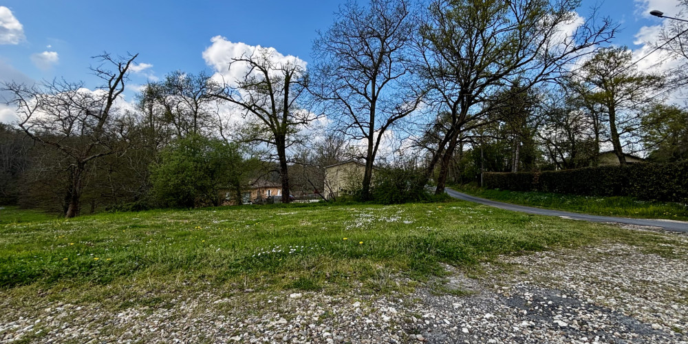terrain à LES ARTIGUES DE LUSSAC (33570)