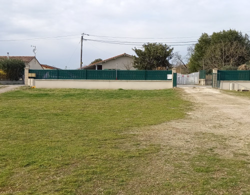 terrain  AMBARES ET LAGRAVE