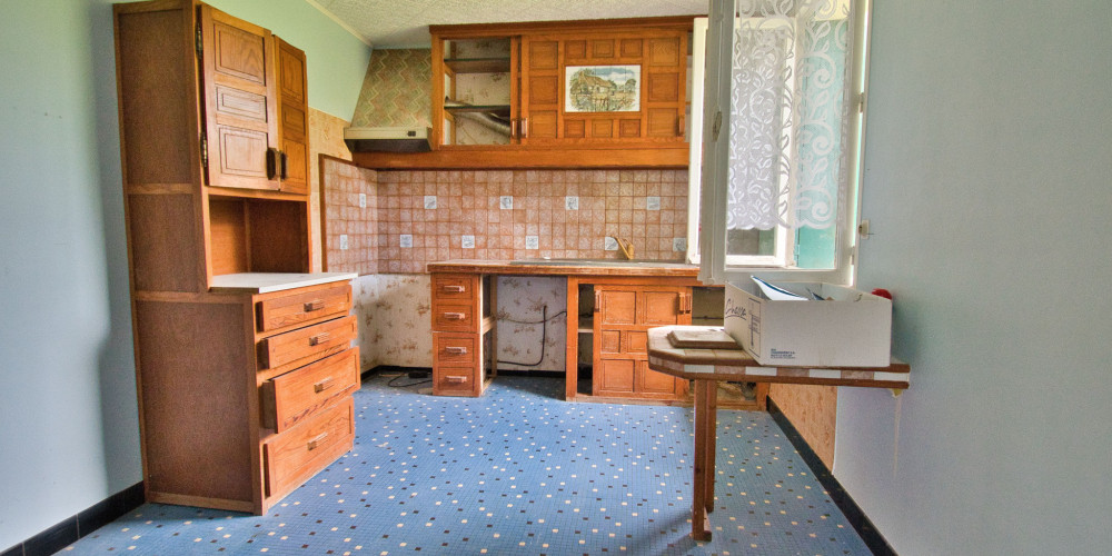 maison à LES EGLISOTTES ET CHALAURES (33230)