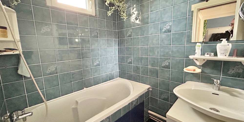 maison à ST MARTIN DE SESCAS (33490)