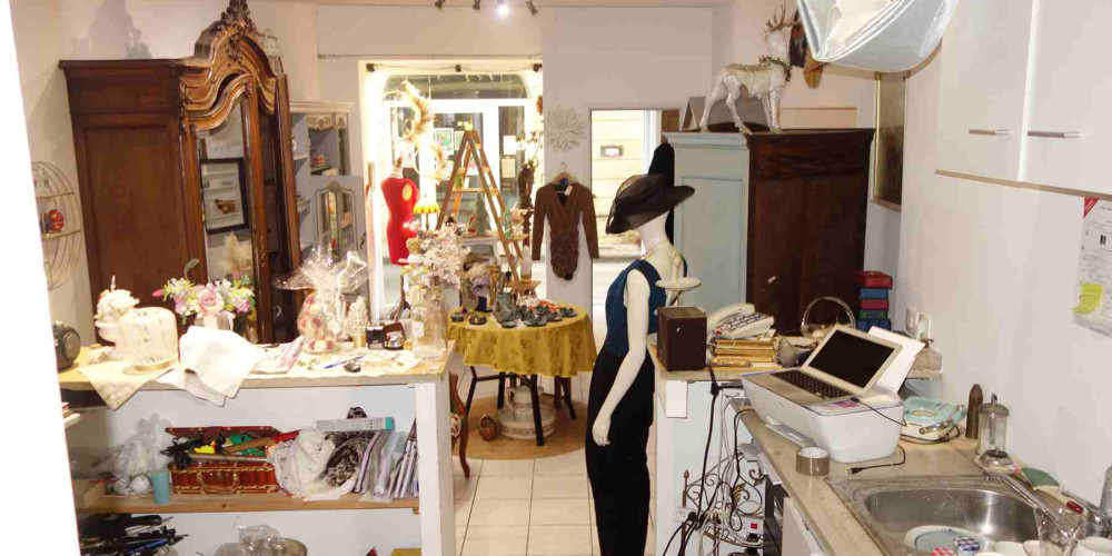 local commercial à BOURG (33710)