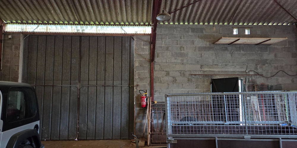 parking à LES BILLAUX (33500)
