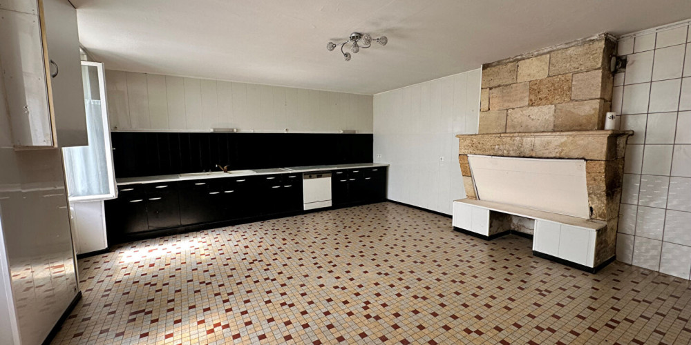 maison à BOURG (33710)