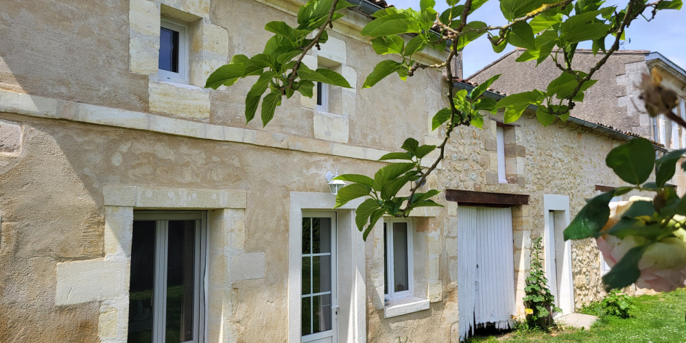 maison à BERSON (33390)