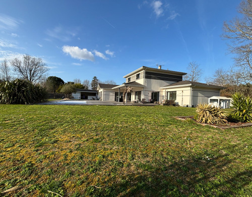 maison  ST JEAN D ILLAC