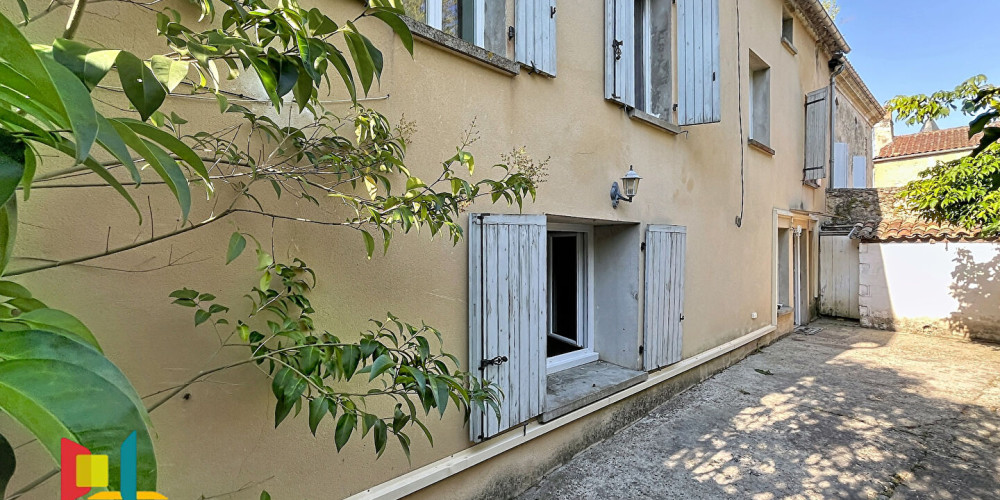 maison à BOURG (33710)