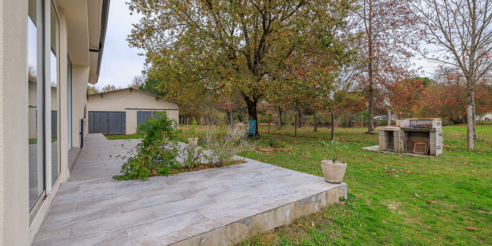 maison à LES EGLISOTTES ET CHALAURES (33230)