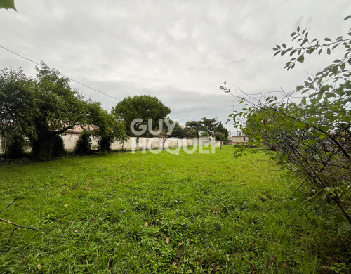 terrain  AMBARES ET LAGRAVE