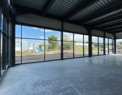 local industriel  LE HAILLAN